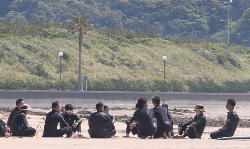 ビーチでのスクール風景