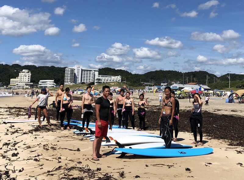 グループサーフィン体験 — 仲間と一緒にビーチで