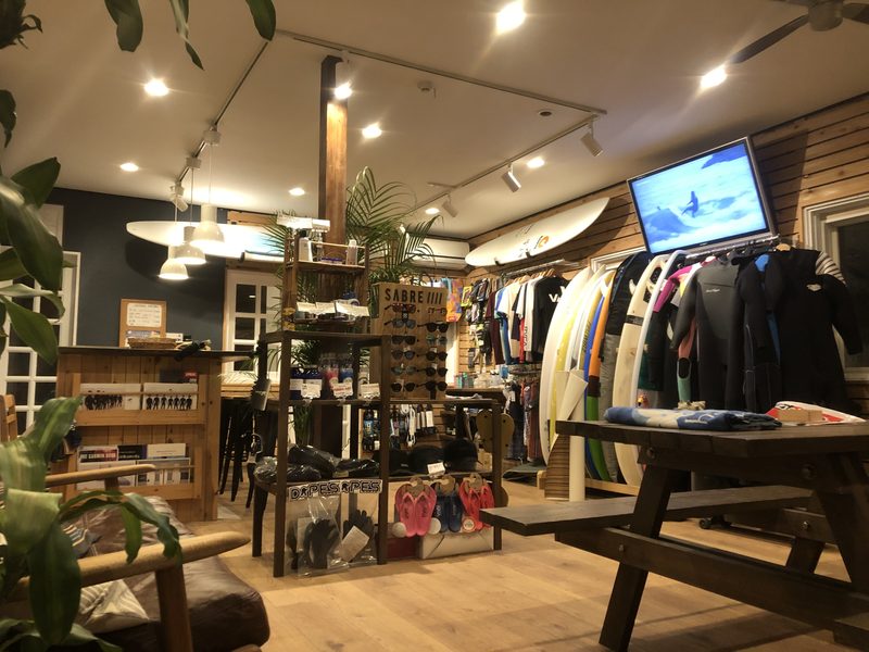 SUNCHILD CHIBA ショップ内観 — サーフボード・ウェットスーツが並ぶ店内