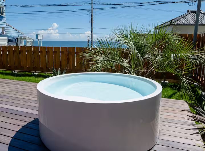 海を眺められる屋外バスタブ